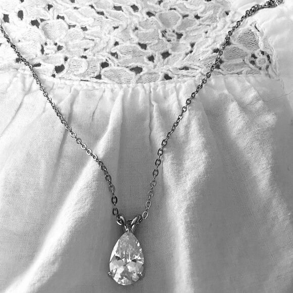 💕JUST IN💕White Teardrop White Sapphire Solitaire Necklace Zircon Fashion Jewel - Picture 2 of 5